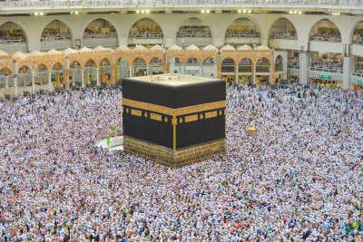 الكعبة في وسط الحرم المكّي، مكّة. هل سيلغى الحج بسبب فيروس كورونا