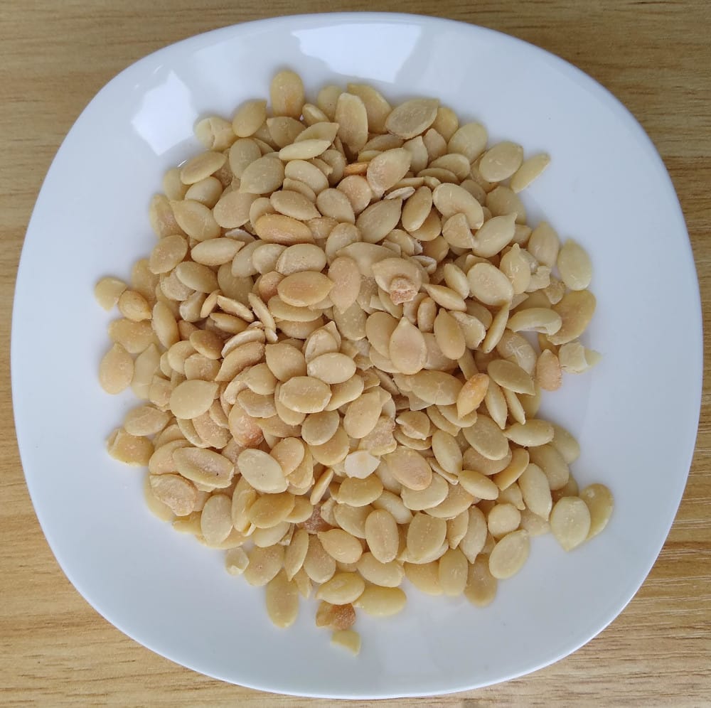 بزر بطيخ محمص في صحن أبيض