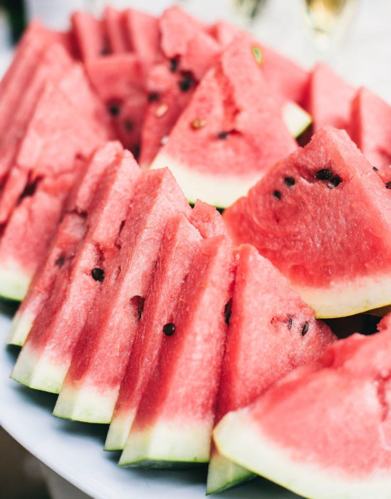 حزز بطيخ لبها أحمر و قشرتها خضراء فيها بزر أسود
