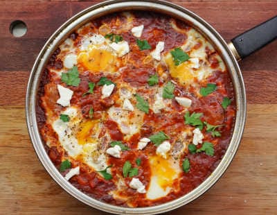 مقلاة فيها بندورة و بيض و بقدونس. شَكْشُوكَة