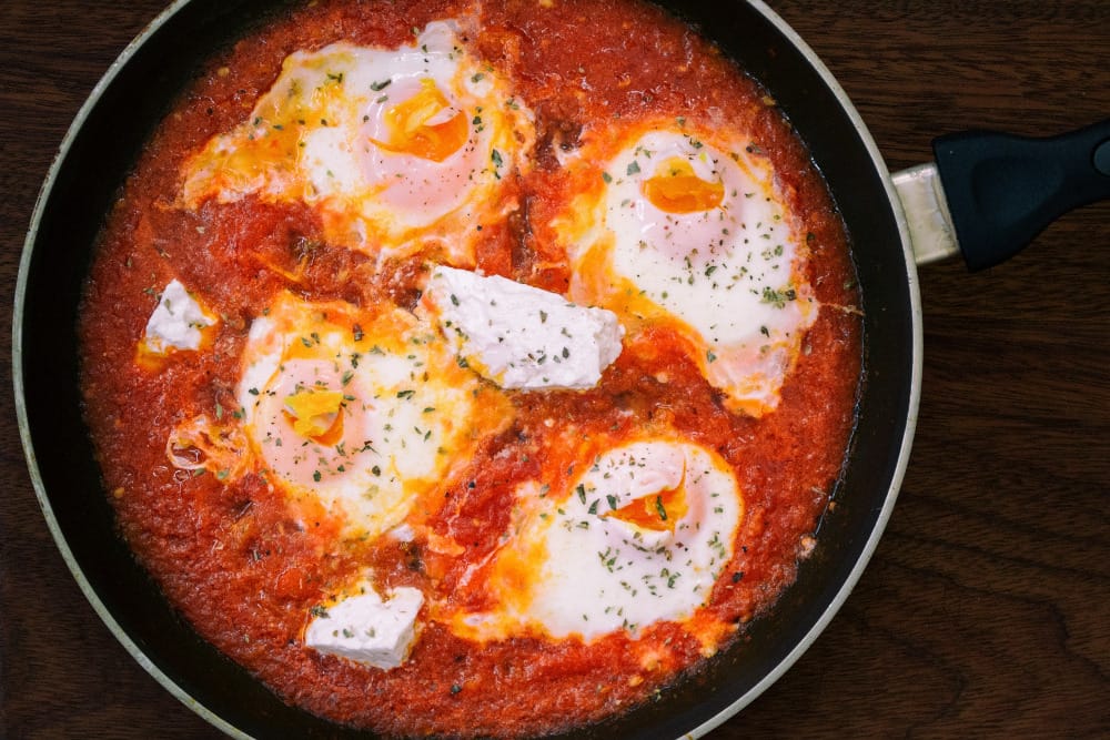 مقلاة فيها بندورة و بيض. شكشوكة