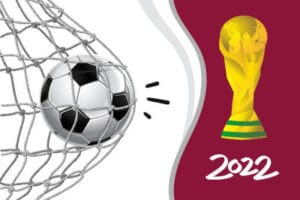 كَأْسُ العَالَمِ باللون الأصفر و تحتها 2022 و بجانبها كرة في شباك مرمى. الخلفية بألوان علم قطر: الخمري و الأبيض،